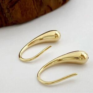 Elegant 18k Gold Teardrop Earrings